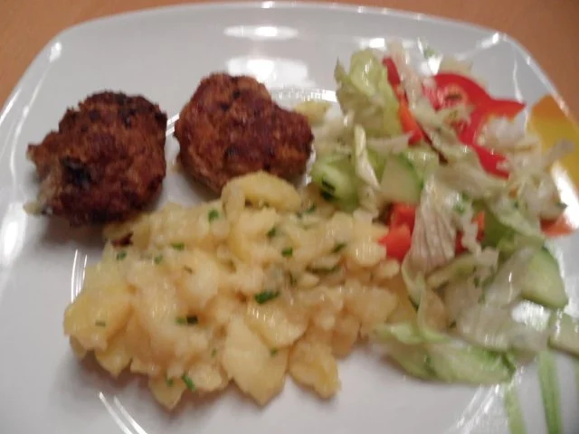 Rezept: Fleischküchle und Kartoffelsalat Fleischküchle und Kartoffelsalat - Rezept