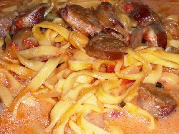 Rezept: Bratwurst mit Tagliatelle in Tomaten-Ingwer-Sahnesauce Bild Nr. 2 Bratwurst mit Tagliatelle in Tomaten-Ingwer-Sahnesauce - Rezept - Bild Nr. 2