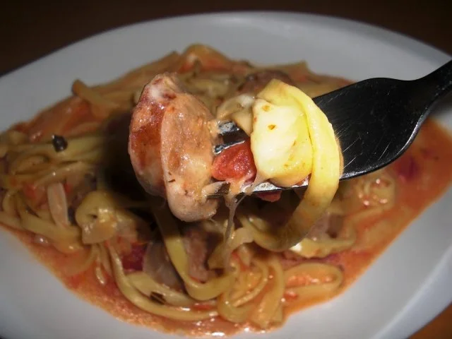 Rezept: Bratwurst mit Tagliatelle in Tomaten-Ingwer-Sahnesauce Bild Nr. 3 Bratwurst mit Tagliatelle in Tomaten-Ingwer-Sahnesauce - Rezept - Bild Nr. 3