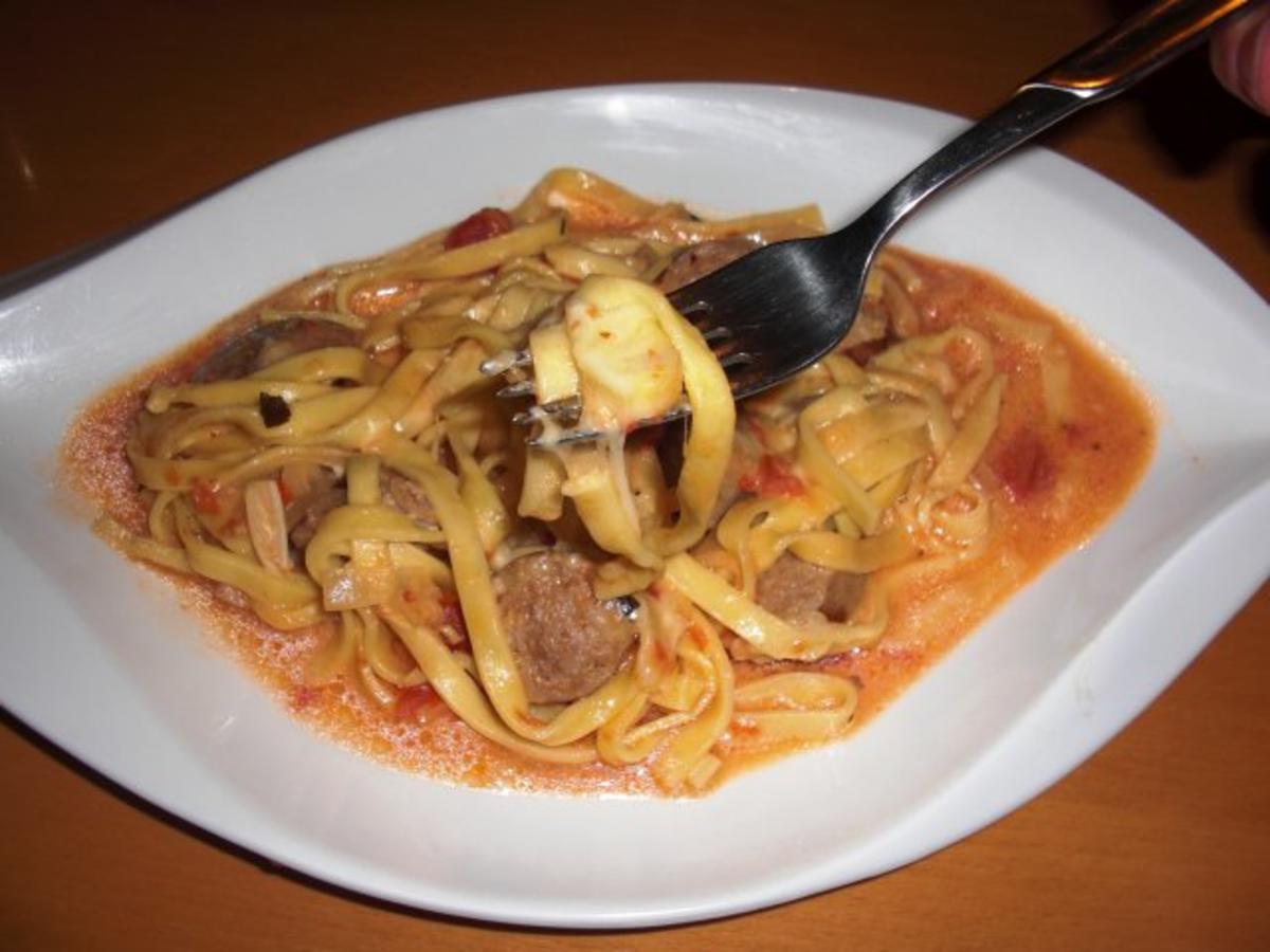 Bratwurst mit Tagliatelle in Tomaten-Ingwer-Sahnesauce - Rezept
Eingereicht von GregCheck