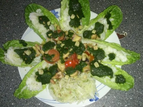 Rezept: Reis-Gemüse auf Salatschiffchen Reis-Gemüse auf Salatschiffchen - Rezept