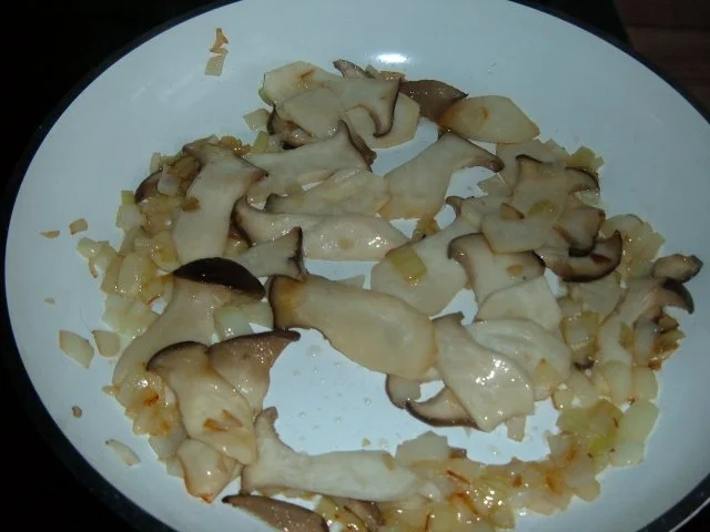 Rezept: Pfannengericht : Kräuterseitlinge mit Feta und Tomaten Bild Nr. 3 Pfannengericht : Kräuterseitlinge mit Feta und Tomaten - Rezept - Bild Nr. 3