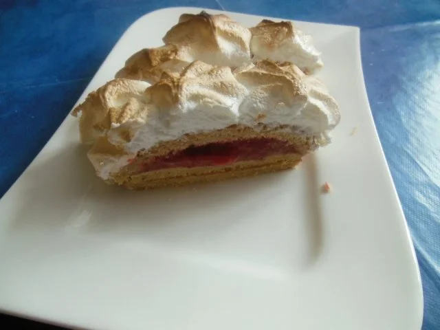 Rezept: Erdbeer-Baiser-Schnitten Erdbeer-Baiser-Schnitten - Rezept