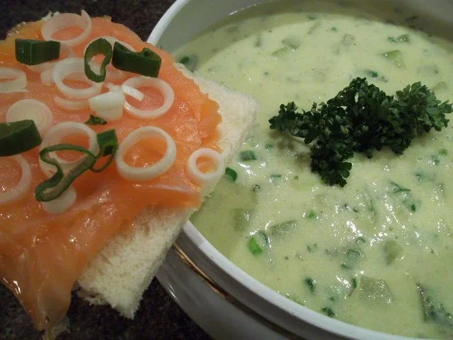 Marion's warme Gurkensuppe mit Lachshäppchen - Rezept - Bild Nr. 2