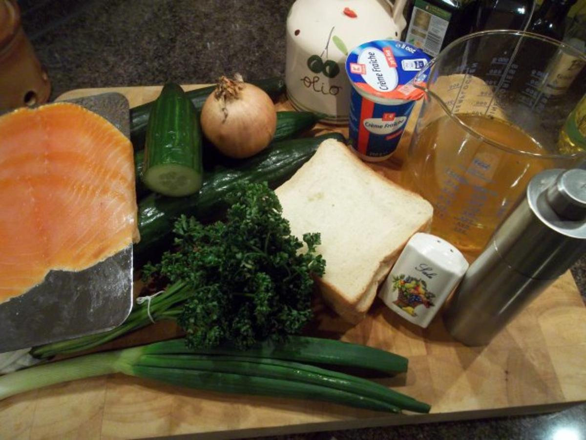 Marion&amp;#39;s warme Gurkensuppe mit Lachshäppchen - Rezept - kochbar.de