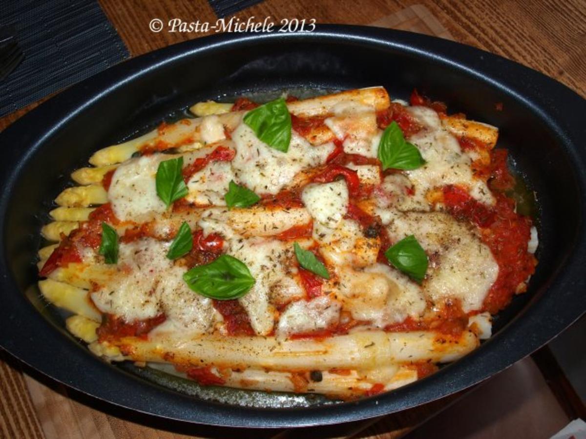 Spargel auf italienische Art mit Tomaten und Mozzarella überbacken - Rezept