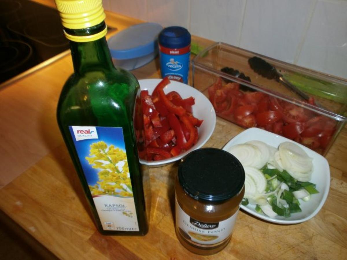 Spicy Hähnchenschenkel mit Paprika Tomaten Gemüse - einfach - 84 kcal/100g