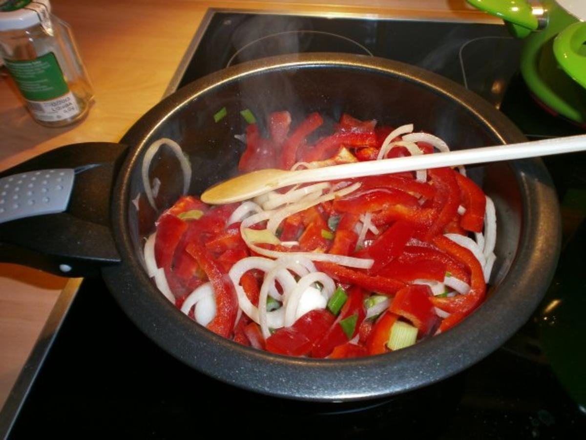 Spicy Hähnchenschenkel mit Paprika Tomaten Gemüse - Rezept - kochbar.de