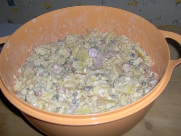 Kartoffelsalat  mit Würstchen und Käse - Rezept