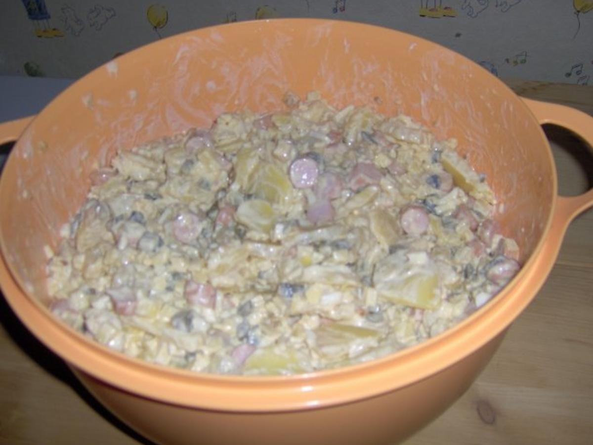 Kartoffelsalat mit Würstchen und Käse - Rezept - kochbar.de