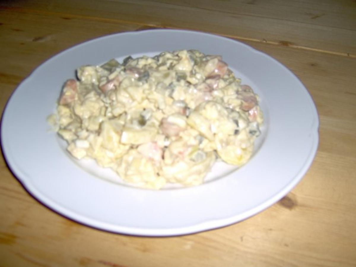 Kartoffelsalat mit Würstchen und Käse - Rezept - kochbar.de