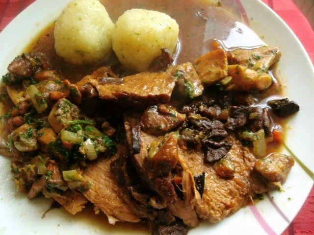 Gewürzbraten mit Waldpilzhaube - Rezept