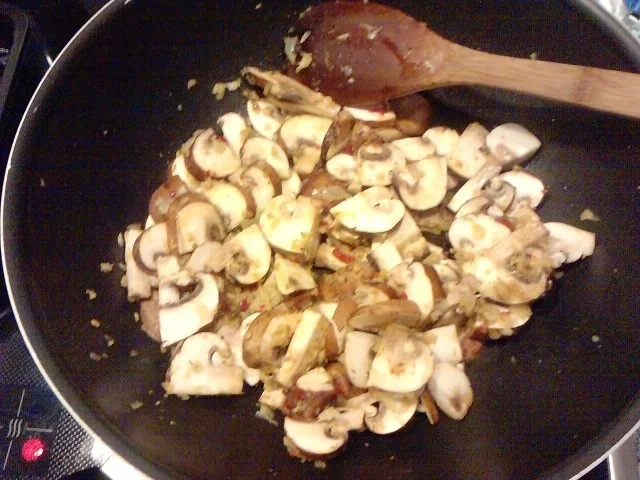 Rezept: SPAGHETTI PESTO DI RUCOLA E FUNGHI Bild Nr. 6 SPAGHETTI PESTO DI RUCOLA E FUNGHI - Rezept - Bild Nr. 6