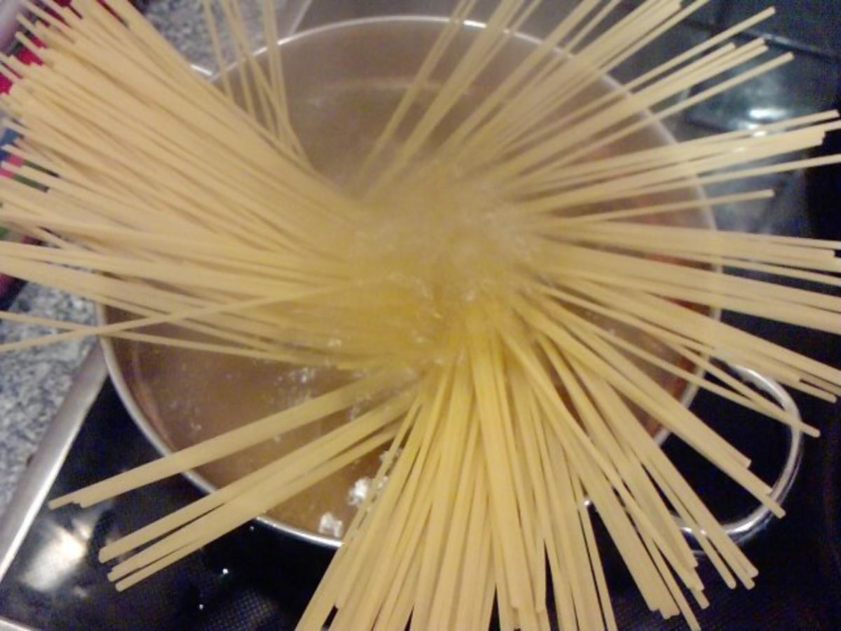 SPAGHETTI PESTO DI RUCOLA E FUNGHI Rezept kochbar.de