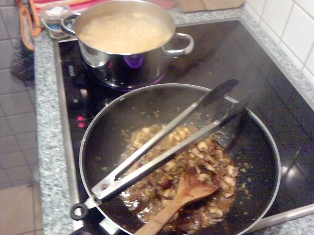 Rezept: SPAGHETTI PESTO DI RUCOLA E FUNGHI Bild Nr. 9 SPAGHETTI PESTO DI RUCOLA E FUNGHI - Rezept - Bild Nr. 9