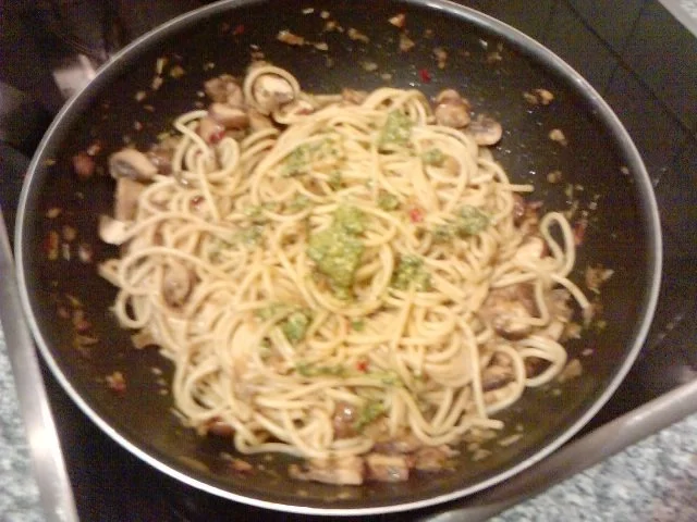 Rezept: SPAGHETTI PESTO DI RUCOLA E FUNGHI Bild Nr. 10 SPAGHETTI PESTO DI RUCOLA E FUNGHI - Rezept - Bild Nr. 10