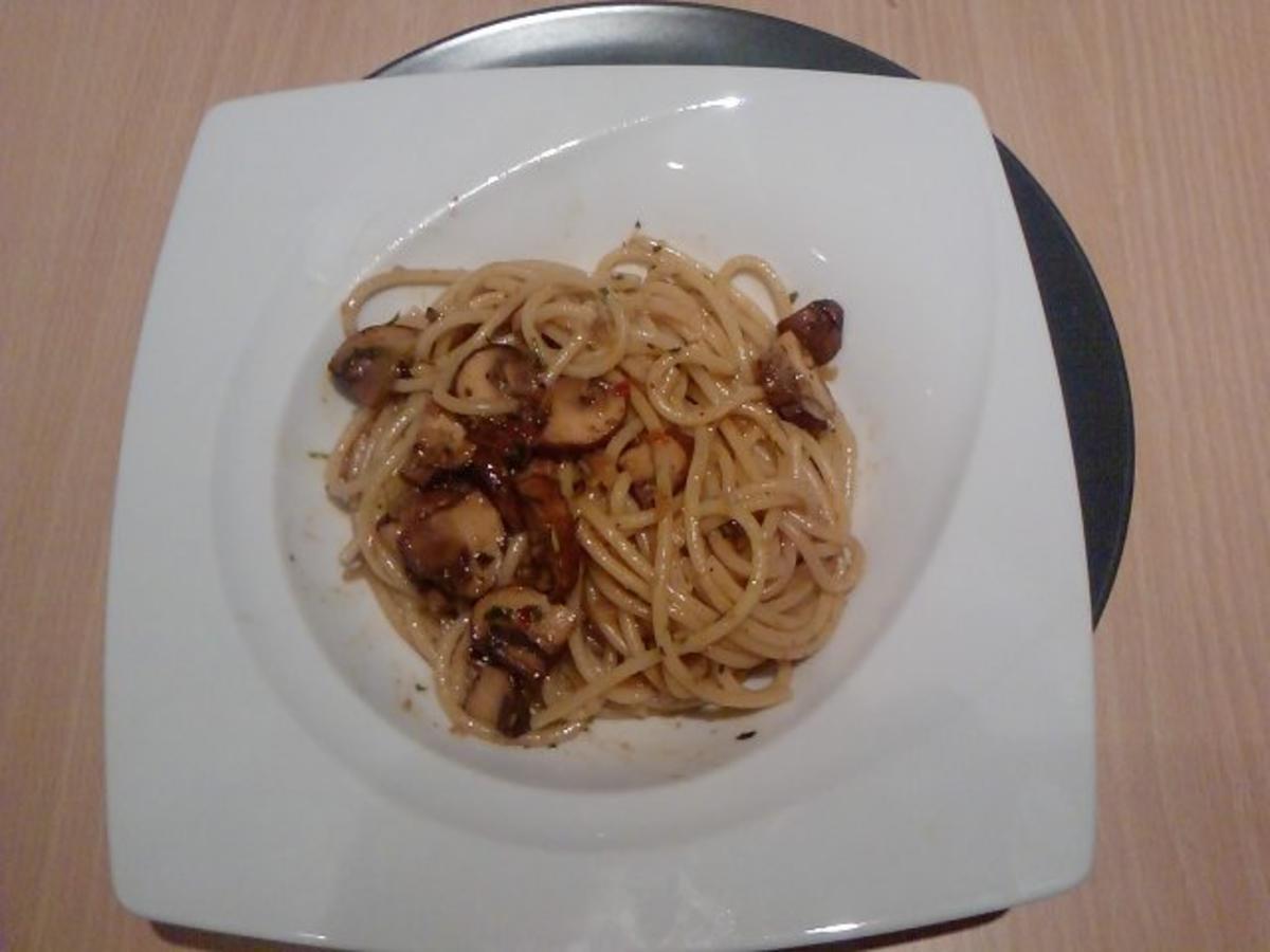 SPAGHETTI PESTO DI RUCOLA E FUNGHI Rezept kochbar.de