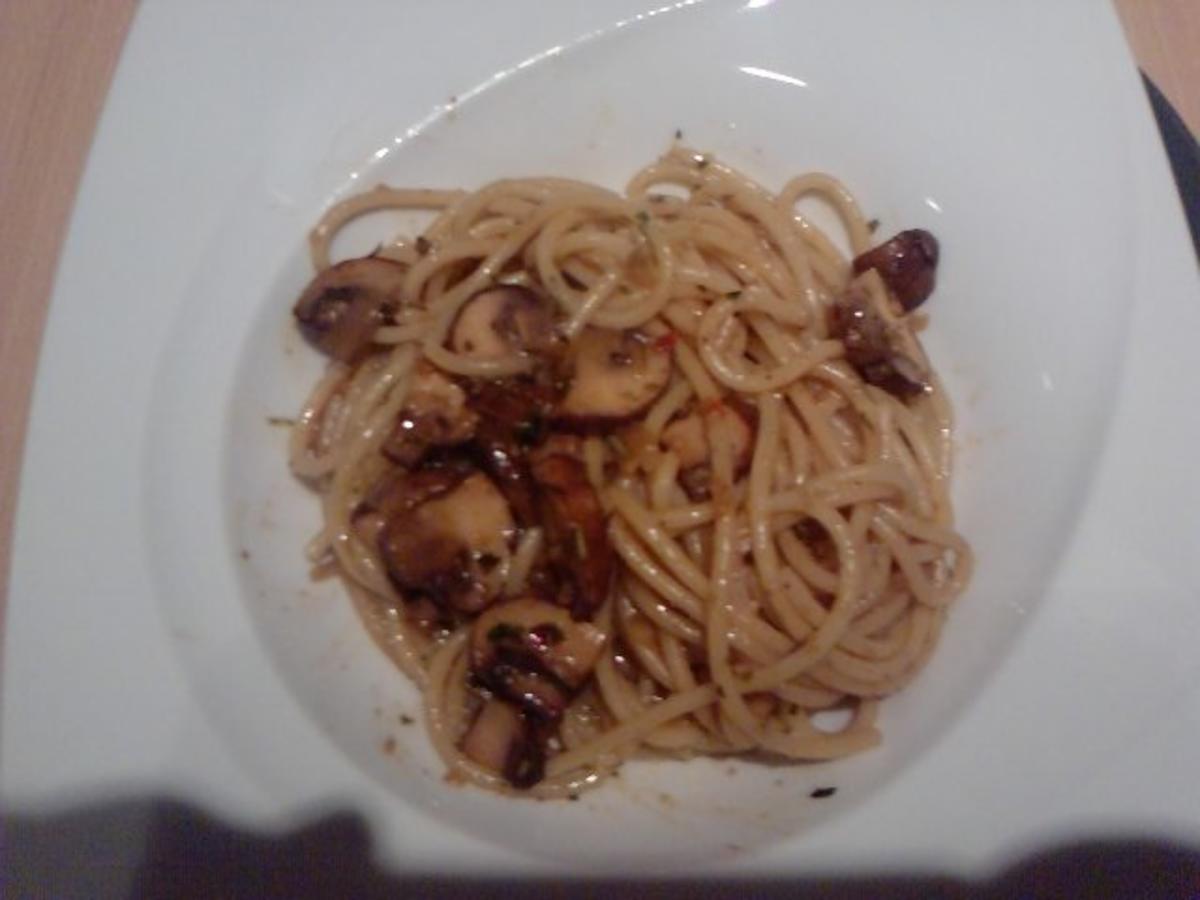 SPAGHETTI PESTO DI RUCOLA E FUNGHI Rezept kochbar.de