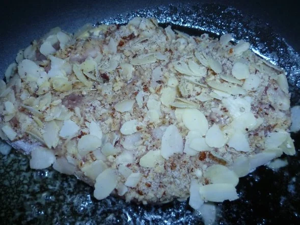 Mit Nüssen paniertes Hähnchen auf Feldsalat mit Mozzarella - Rezept - Bild Nr. 5