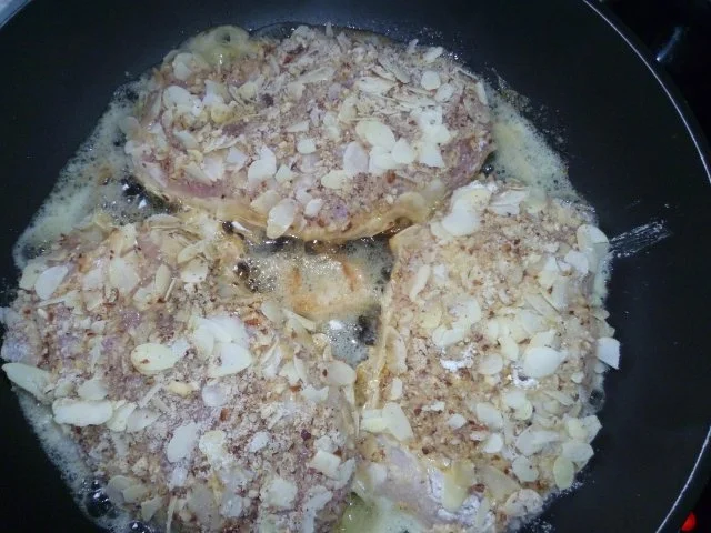 Mit Nüssen paniertes Hähnchen auf Feldsalat mit Mozzarella - Rezept - Bild Nr. 6