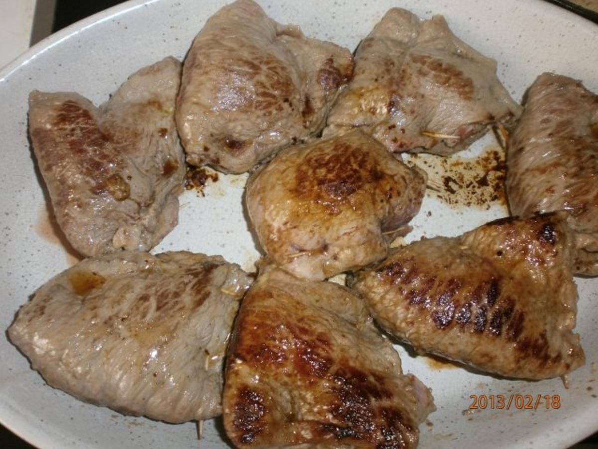 Lecker gefüllte Schnitzel aus dem Ofen mit säuerlichem Paprikarahm ...