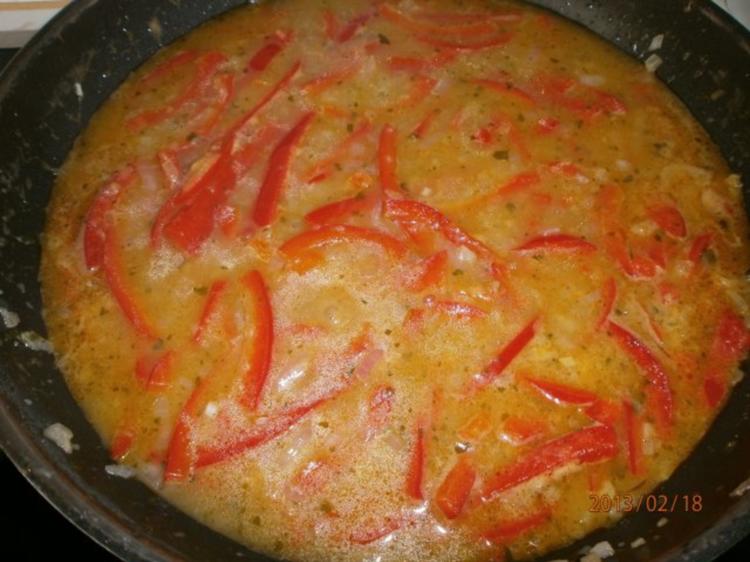 Lecker gefüllte Schnitzel aus dem Ofen mit säuerlichem Paprikarahm ...