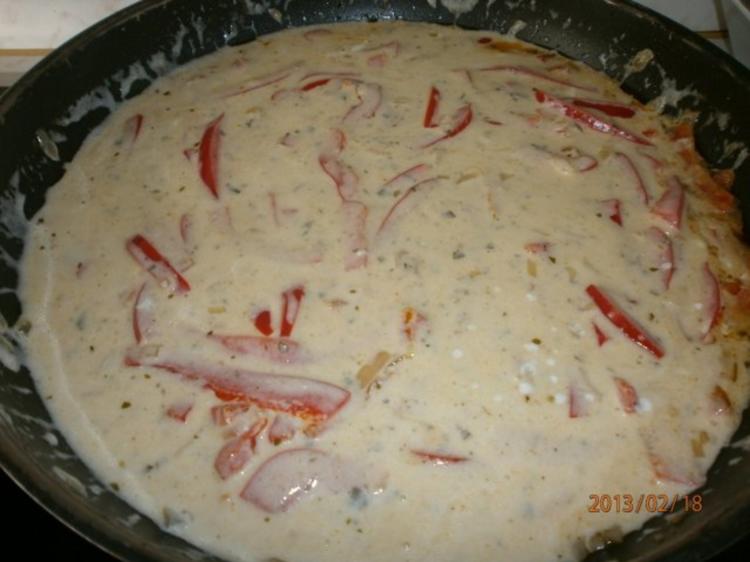 Lecker gefüllte Schnitzel aus dem Ofen mit säuerlichem Paprikarahm ...