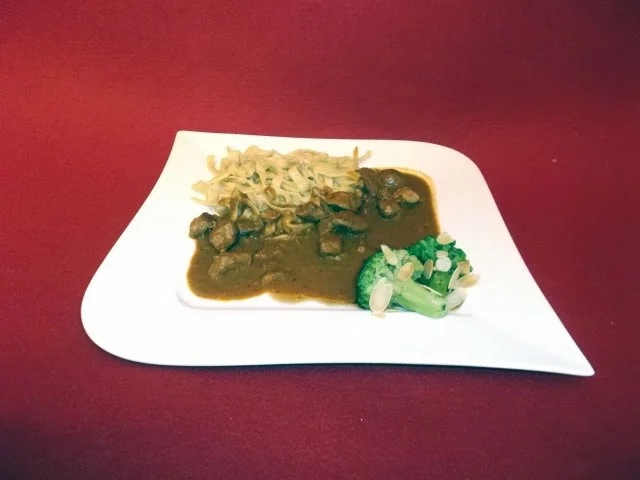 Rezept: Putengulasch mit Pilzrahmsoße und Bandnudeln Putengulasch mit Pilzrahmsoße und Bandnudeln - Rezept