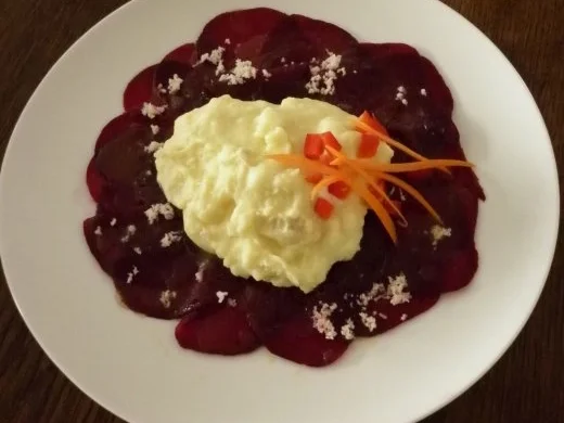 Rote Bete Carpacchio mit Meerrettichpüree und Räucher... - Rezept