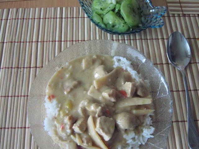 Puten-Kokos-Pfanne mit Mango, Chili und Ingwer auf Basmatireisbett - Rezept