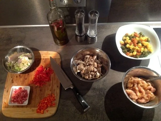 Pasta Tricolore mit Curry-Orangen-Weißwein Hühnchen - Rezept - Bild Nr. 2