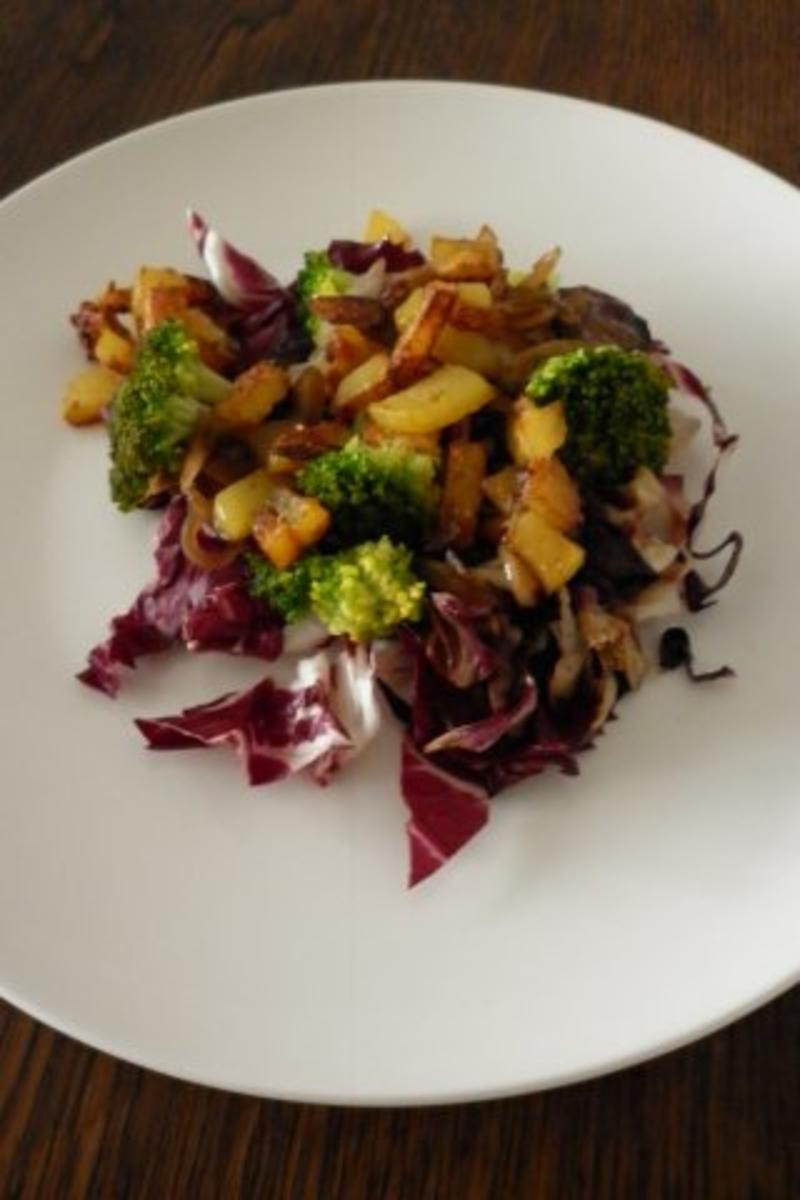Radicchio-Broccoli-Salat mit knusprigen Kartoffelwürfeln - Rezept