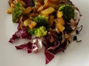 Radicchio-Broccoli-Salat mit knusprigen Kartoffelwürfeln - Rezept