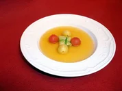 Tomatenessenz mit Hahn im Spitzkohlblatt - Rezept