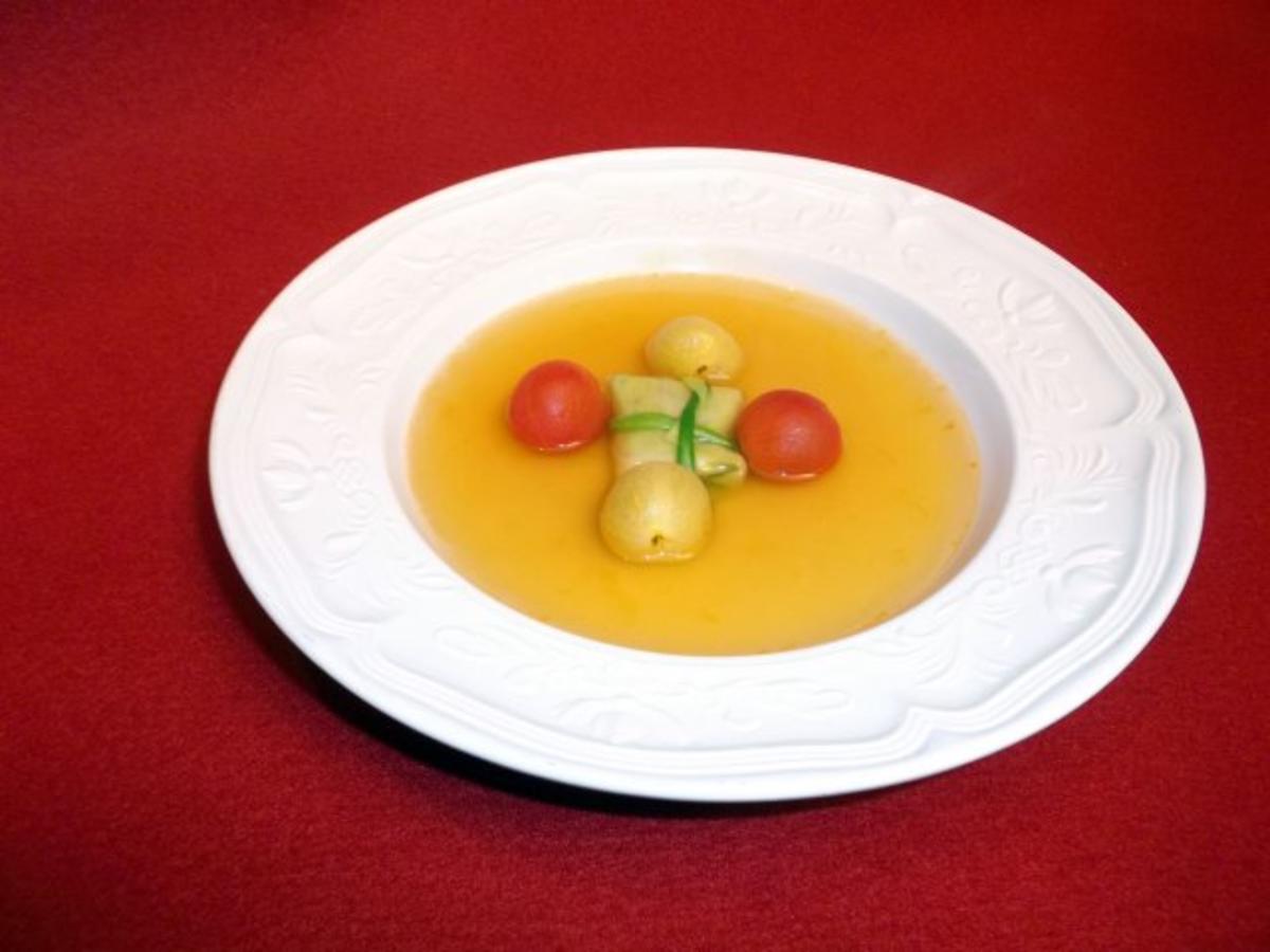 Tomatenessenz mit Hahn im Spitzkohlblatt - einfach - von Das perfekte ...