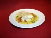 Steinbuttfilet mit Selleriehaube auf Safran-Estragon-Soße und selbstgemachten Nudeln - Rezept
