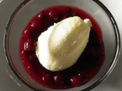 Weiße Mousse mit Beerenkompott - Rezept