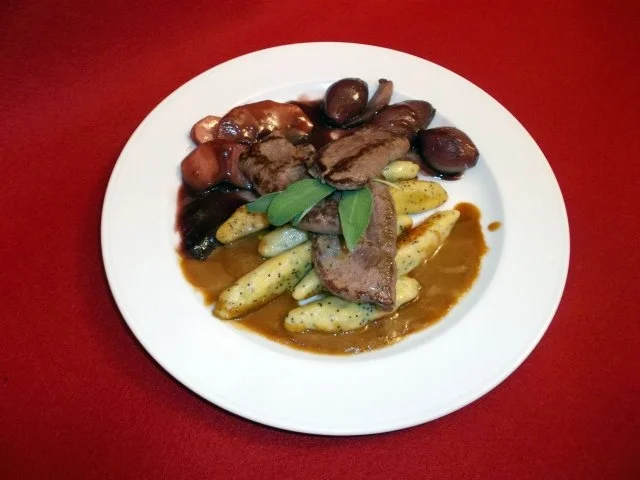 Wildsaltimbocca mit Rotweinschalotten an Wacholdersoße und Mohnschupfnudeln - Rezept