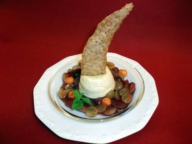 Weiße Marc de Chablis-Mousse mit Traubenkompott und Mandelhippen - Rezept