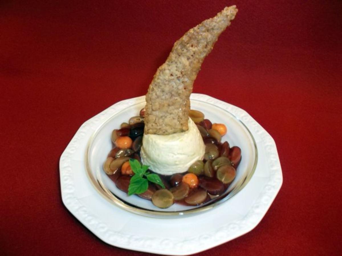 Weiße Marc de Chablis-Mousse mit Traubenkompott und Mandelhippen ...