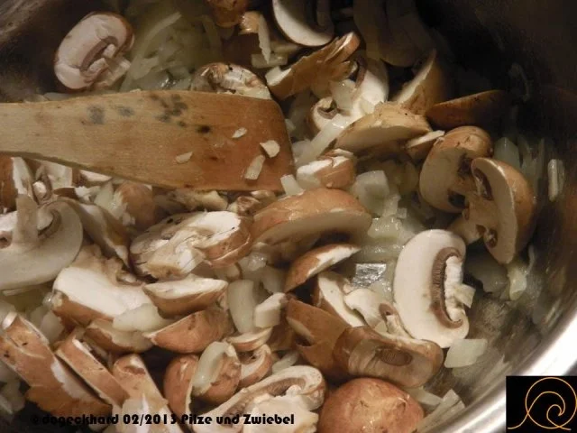 Rezept: 1Topfgericht: Erikas Tejfölös Gombásgulyás , Schwammerlgulasch Bild Nr. 6 1Topfgericht: Erikas Tejfölös Gombásgulyás , Schwammerlgulasch - Rezept - Bild Nr. 6