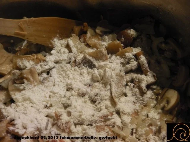 Rezept: 1Topfgericht: Erikas Tejfölös Gombásgulyás , Schwammerlgulasch Bild Nr. 8 1Topfgericht: Erikas Tejfölös Gombásgulyás , Schwammerlgulasch - Rezept - Bild Nr. 8