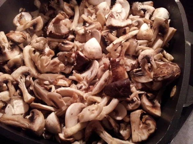 Rezept: 1Topfgericht: Erikas Tejfölös Gombásgulyás , Schwammerlgulasch Bild Nr. 7 1Topfgericht: Erikas Tejfölös Gombásgulyás , Schwammerlgulasch - Rezept - Bild Nr. 7