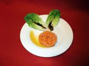 Lachstartar im Salatbett mit Honigsenf-Soße - Rezept