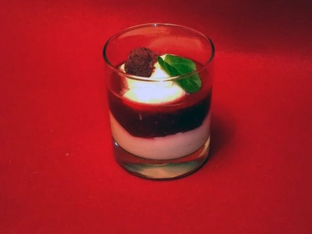 Joghurtmousse auf Himbeersoße - Rezept