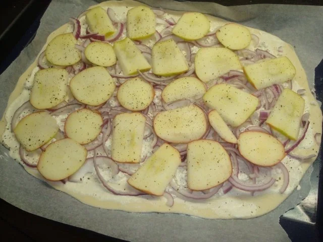 Rezept: Flammkuchen mit Apfel/Ziegenkäse-Topping Bild Nr. 3 Flammkuchen mit Apfel/Ziegenkäse-Topping - Rezept - Bild Nr. 3