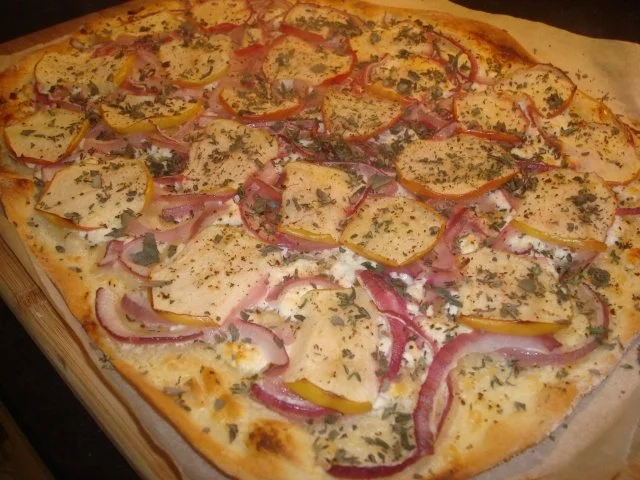 Rezept: Flammkuchen mit Apfel/Ziegenkäse-Topping Bild Nr. 4 Flammkuchen mit Apfel/Ziegenkäse-Topping - Rezept - Bild Nr. 4