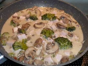 Pfannengericht: Champignons und Broccoli in Sahnesoße - Rezept