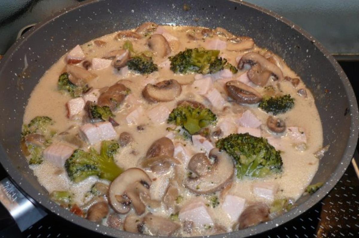 Bilder für Pfannengericht: Champignons und Broccoli in Sahnesoße - Rezept