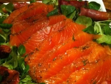Gebeitzter Lachs mit Kräuter - Rezept